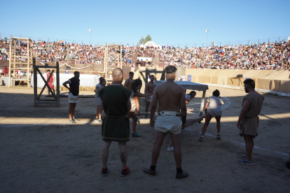 Astorga se viste de togas y pieles para celebrar su tercer día de astures y romanos. JONATHAN NOTARIO