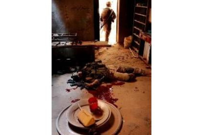 Un soldado norteamericano yace muerto en una casa de Faluya