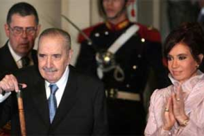Raúl Alfonsín, junto a la mandataria Cristina Fernández de Kirchner en la Casa Rosada.