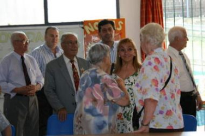 La presidenta de la Diputación, Isabel Carrasco, departe con paisanos residentes en Argentina