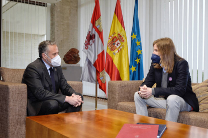 El presidente de las Cortes de Castilla y León, Carlos Pollán (i) (Vox), se reúne con el procurador de Podemos , Pablo Fernández (i), en el marco de la ronda de contactos que mantiene con los grupos parlamentarios previa a la sesión de investidura. NACHO GALLEGO