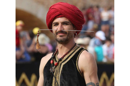 Un faquir con un 'piercing' de versatilidad medieval. Foto: Marciano Pérez.