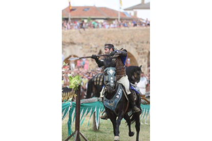 Un caballero, en un juego de habilidad. Foto: Marciano Pérez.