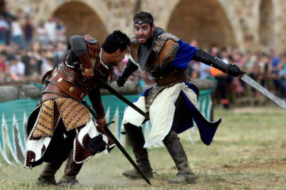 La destreza de los actores con las armas da espectacularidad a la recreación histórica. Foto: Marciano Pérez.