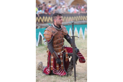 Un caballero espera el favor de su dama tras el duelo. Foto: Marciano Pérez.