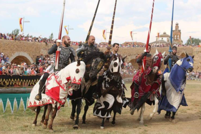 Los contendientes trotan lanza en ristre por el palenque antes de medir su arrojo, delante de un público que llenó el puente y sus aledaños. Foto: Marciano Pérez.