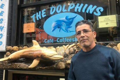 Radu, ante el Dolphins, el coffeeeshop que regenta en Amsterdam.