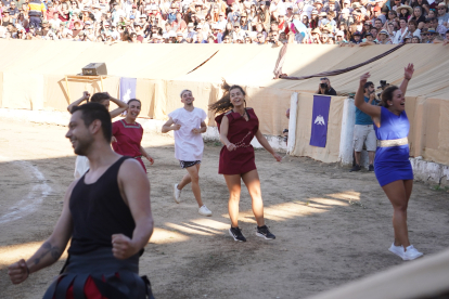 Astorga se viste de togas y pieles para celebrar su tercer día de astures y romanos. JONATHAN NOTARIO