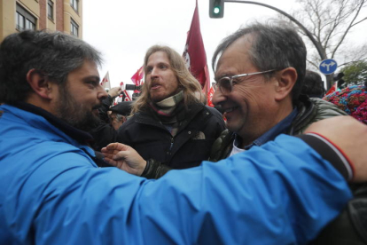 Enrique Reguero, derecha, durante la manifestación del 16-F. FERNANDO OTERO PERANDONES