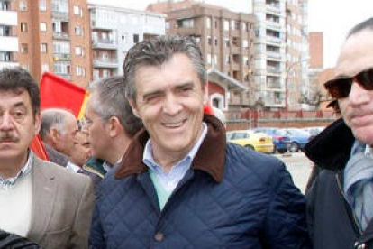 Javier Cepedano, presidente de la Fele, durante la manifestación en defensa del ferrocarril en León. FERNANDO OTERO PERANDONES