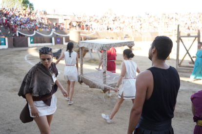 Astorga se viste de togas y pieles para celebrar su tercer día de astures y romanos. JONATHAN NOTARIO