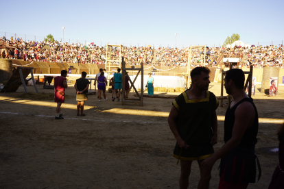 Astorga se viste de togas y pieles para celebrar su tercer día de astures y romanos. JONATHAN NOTARIO