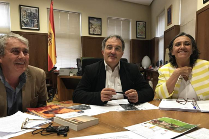 El coordinador del proyecto, el catedrático Javier Gómez-Montero, junto al alcalde y la concejala de Cultura de Astorga. A. VALENCIA