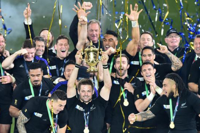 Los All Blacks neozelandeses celebran su triunfo en la final del Mundial de rugbi ante los Wallabies australianos, en Twickenham.