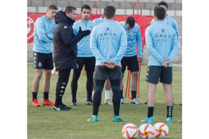 Curro Torres se estrena hoy en Liga frente al Deportivo y exige a sus jugadores trabajo. MARCIANO PÉREZ