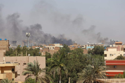 Columnas de humo se divisan desde varios puntos de Jartum, la capital de Sudán. STRINGER