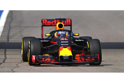 Daniel Ricciardo prueba la cúpula de seguridad en su Red Bull en el trazado de Sochi.