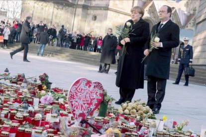 Merkel y Hollande rinden homenaje en Berlín a las víctimas del atentado del pasado mes de diciembre en la capital alemana.