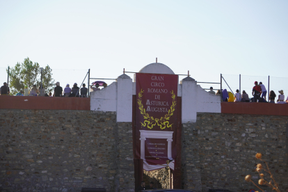 Astorga se viste de togas y pieles para celebrar su tercer día de astures y romanos. JONATHAN NOTARIO