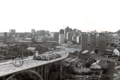 Imagen difundida en Facebook por el Archivo Histórico de Ponferrada con los doce camiones Pegaso cargados de hierro sobre el puente García Ojeda. Fue el 3 de septiembre de 1971. ARCHIVO HISTÓRICO-REDES SOCIALES BIBLIOTECA MUNICIPAL DE PONFERRADA