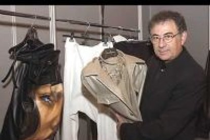 El modisto gallego, Roberto Verino, clausuraba con su colección Primavera-Verano 04 la primera jornada de la Pasarela Cibeles.