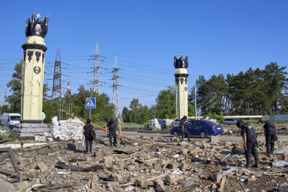 Policías y rescatistas ucranianos inspeccionan los escombros tras un bombardeo en Kharkiv. SERGEY KOZLOV