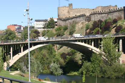 El puente García Ojeda de Ponferrada con el castillo al fondo. L. DE LA MATA