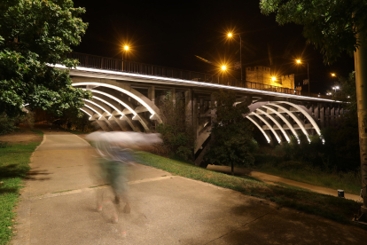 El puente García Ojeda de Ponferrada, en una imagen reciente tras el estreno de su nueva iluminación. L. DE LA MATA