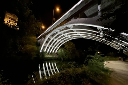 El puente García Ojeda de Ponferrada, en una imagen reciente tras el estreno de su nueva iluminación. DL