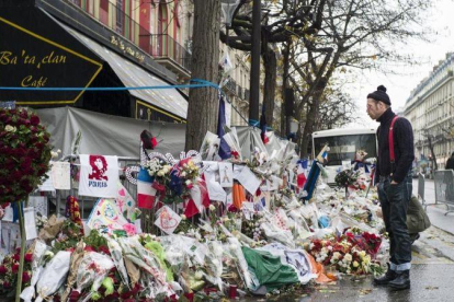 Imagen de la entrada de la sala de conciertos parisina Bataclán, tras el atentado terrorista, en el 2015.