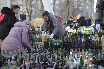 Mujeres ucranianas amontonan botellas de cristal en Dnipro para la fabricación de cócteles molotov contra las tropas rusas. STANISLAV KOZLIUK