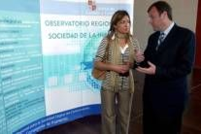 Antonio Silván habla con la directora general de Telecomunicaciones, Carolina Blasco