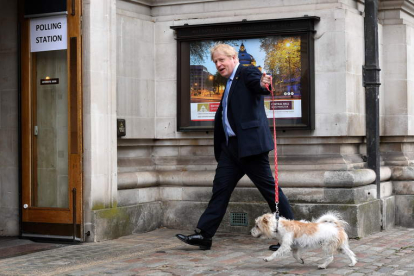 Boris Johnson llega a un colegio electoral con su perro Dilyn, ayer, para votar. ANDY RAIN