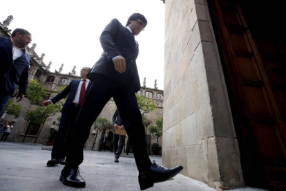 Carles Puigdemont entra en la palacio de la Generalitat.