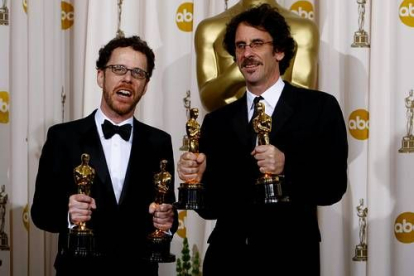 La película Joel y Ethan Coen «No es país para viejos» logró cuatro estatuillas en la 80 edición de los Óscar de Hollywood. La violenta cinta se alzó con dos de los premios más codiciados, Mejor Dirección y Mejor Película, así como con el Mejor Guión Adaptado -sobre una novela de Cormac McCarthy- y Mejor Actor Secundario.