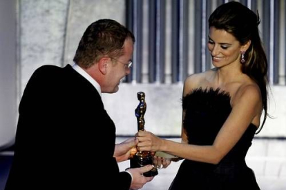 El cine europeo logró otra estatuilla en la categoría de Mejor Película en Lengua Extranjera, que fue para la austríaca «Los Falsificadores», dirigida por Stefan Ruzowitzky. El premio fue entregado por Penélope Cruz.