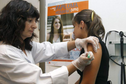 Una niña recibe la vacuna contra el papiloma humano. BERNARDO RODRÍGUEZ