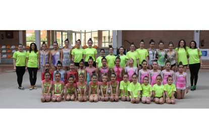 Imagen de familia de las 55 gimnastas que entrenan con el Club Armonía junto con su grupo de entrenadoras en el pabellón Camino de Santiago de San Andrés