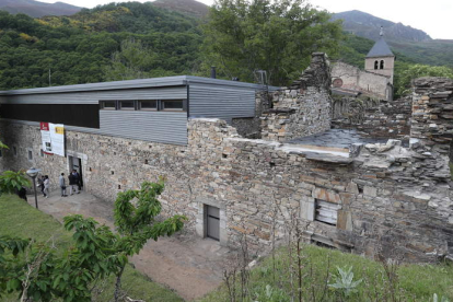 Imagen exterior del monasterio de Montes en el que se contraponen la zona nueva restaurada y la zona sin intervenir. L. D. M.