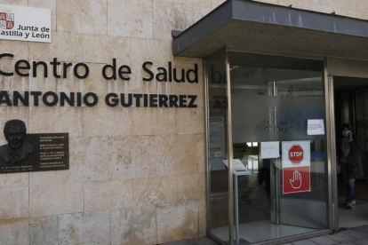 El busto del médico leonés Antonio Gutiérrez fue colocado ayer en el centro de salud. FERNANDO OTERO