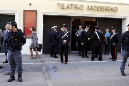 Gran espectación en los alrededores del teatro Moderno de Grosseto, en el centro de Italia, donde se ha celebrado la vista preliminar por el naufragio del 'Costa Concordia'.