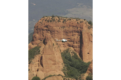 Un helicóptero de la Guardia Civil sobrevuela el paraje de Las Médulas en una foto de archivo. LDM=