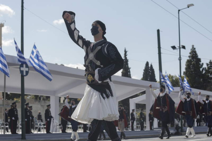 Imagen del desfile en Atenas. KOSTAS TSIRONIS