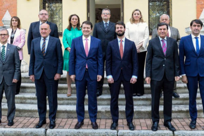 Los miembros del Consejo de Gobierno de Castilla y León, hoy antes de su primera reunión. R. GARCÍA