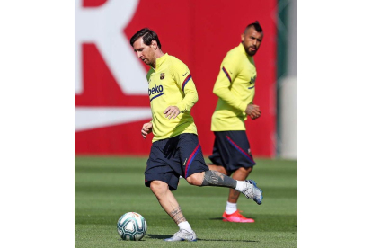 Messi, durante el primer entrenamiento grupal del Barça. MIGUEL RUÍZ