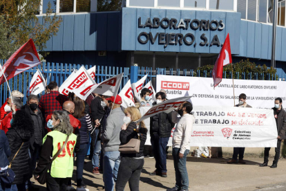 Concentración frente al laboratorio de trabajadores y sindicatos pocos días antes de que Zendal anunciara la compra de Ovejero. MARCIANO PÉREZ