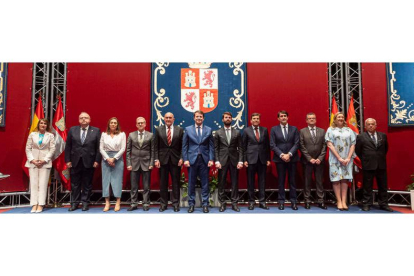 El presidente de la Junta de Castilla y León, Alfonso Fernández Mañueco, posa en una foto de familia con los miembros de su nuevo gabinete durante el acto de toma de posesión celebrado ayer en Valladolid. RAÚL GARCÍA