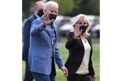 Joe Biden y su esposa Jill, ayer en la Casa Blanca. MIKE THEILER