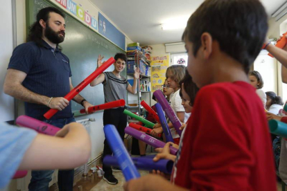 El alumnado de Santibáñez del Porma ensaya con los tubos de plástico los sonidos que acompañan a un cuento futurista de Hara Alonso. JESÚS F. SALVADORES