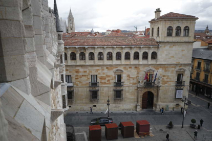 Imagen del Palacio de los Guzmanes, sede de la Diputación, desde Casa Botines.
